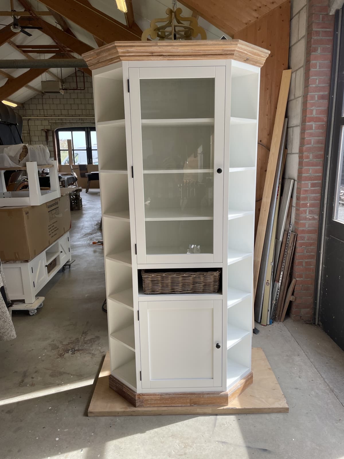 Handgemaakte draaibare hoekkast in ons atelier
