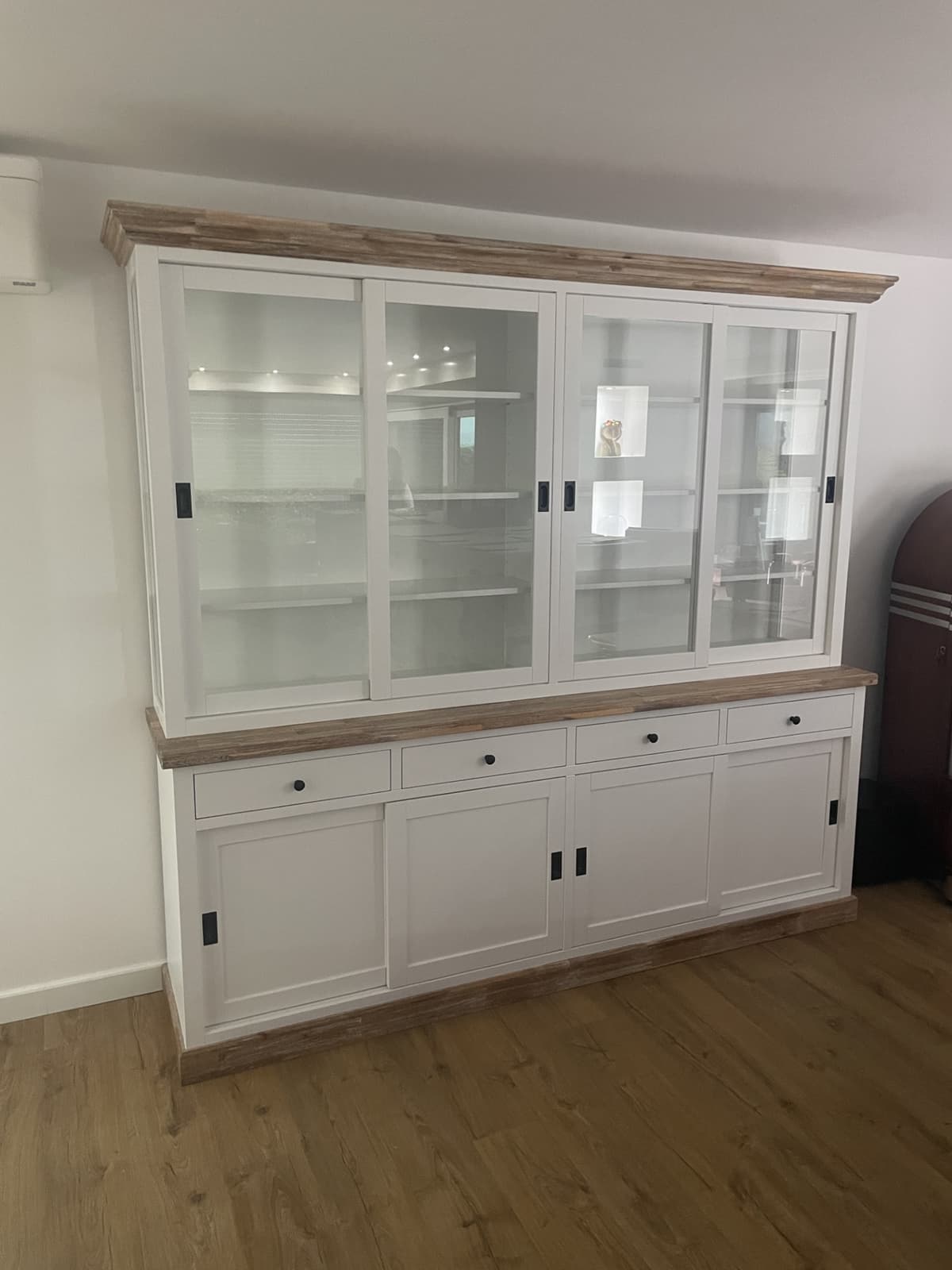 Grote vitrinekast met massief houten blad