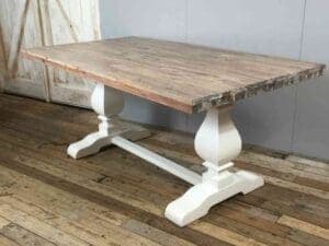 Landelijke tafel met kolompoten klassiek bol