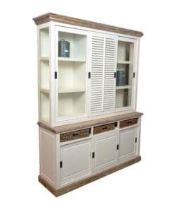 Landelijke vitrinekast wit met shutterdeur en manden