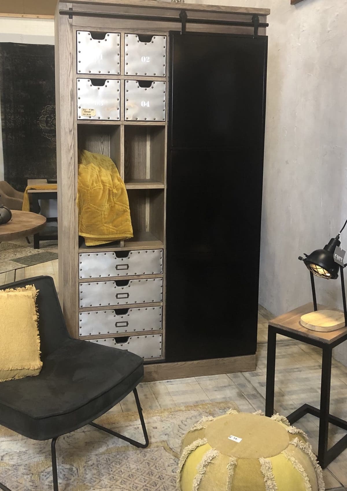 Industriele kast met schuifdeur