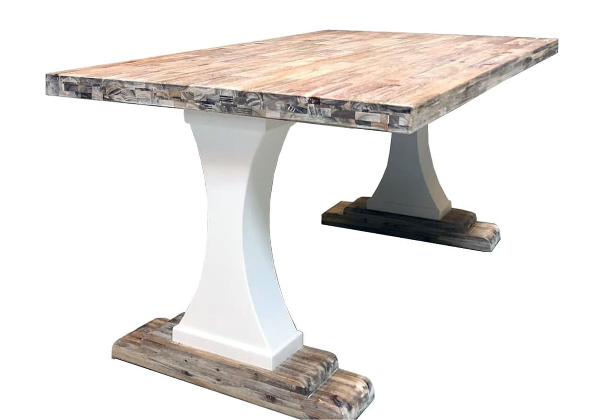 Landelijke tafel met kolompoten hol