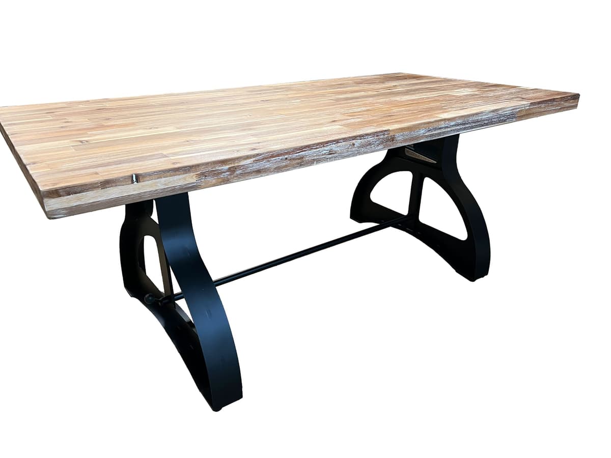 Landelijke tafel met kolompoten metaal