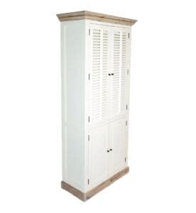 Landelijke witte kast met shutters